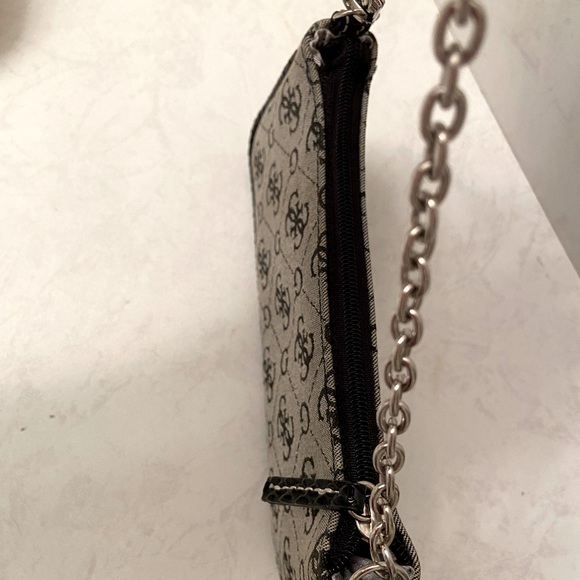 SOLD- Guess logo 2000s vintage mini handbag (Perfect) - Picture 2 of 3